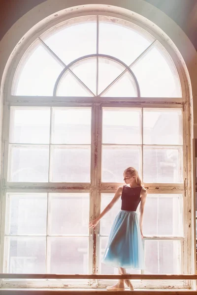 Ballerina poserar framför ett stort fönster — Stockfoto