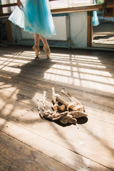 Bailarina de ballet atando zapatos de ballet —  Fotos de Stock