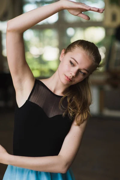 Retrato de una hermosa joven bailarina —  Fotos de Stock