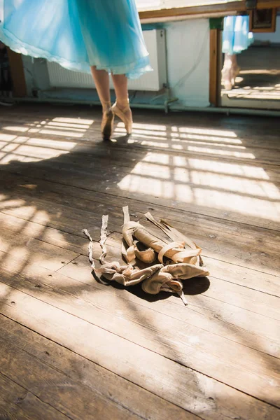 Bailarina de ballet atando zapatos de ballet —  Fotos de Stock
