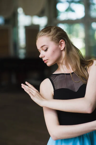 Retrato de una hermosa joven bailarina —  Fotos de Stock