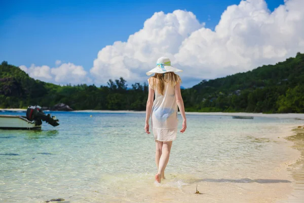 Eenzaam meisje loopt langs de kustlijn — Stockfoto