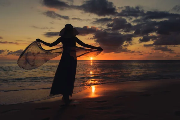 Silhouette young woman on the beach at sunset — Stock Photo, Image