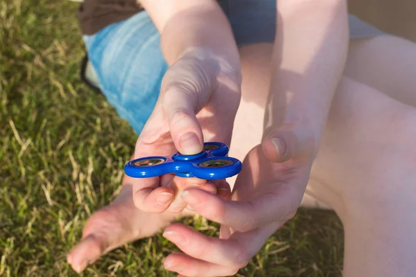 Meisje met een Tri Fidget Hand Spinner — Stockfoto