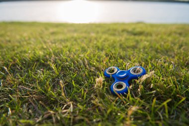 Tri kıpır el Spinner çimenlerin üzerinde