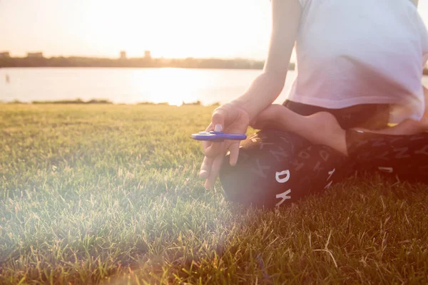 Een tiener meisje in lotus poseren met spinners. — Stockfoto