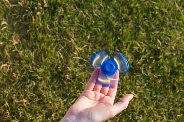 Hand of girl holding fidget spinner. — Stock Photo, Image