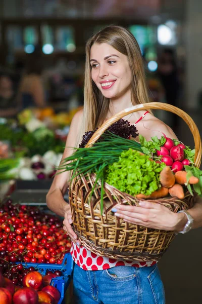 Retrato de uma menina com uma cesta de legumes — Fotografia de Stock