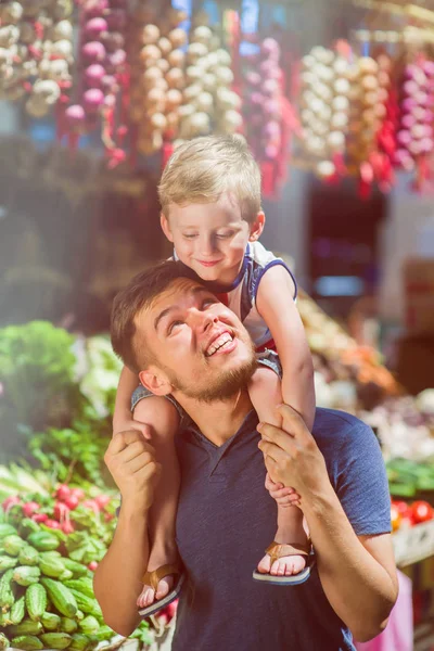 Papá con su hijo en el mercado agrícola . — Foto de Stock