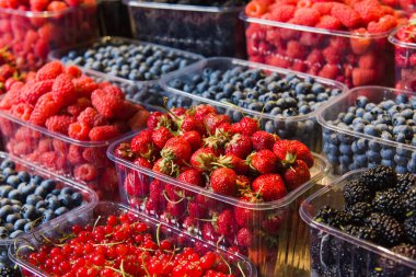 Ekranda yerel pazarda taze çilek tepsi.