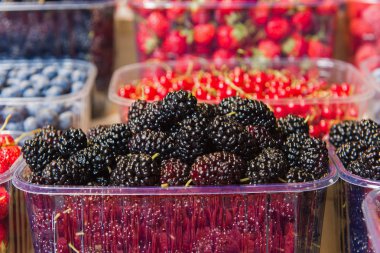 Ekranda yerel pazarda taze çilek tepsi.