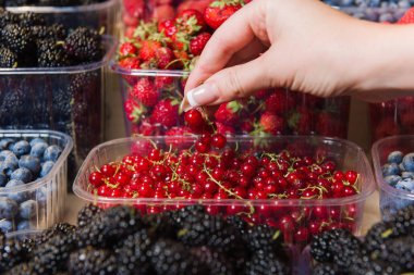 Çilek yerel piyasada satın alma