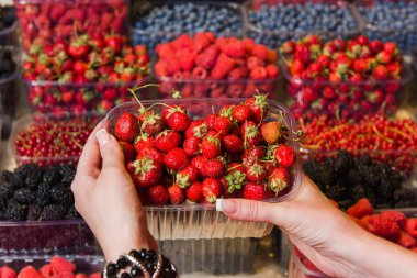 Çilek yerel piyasada satın alma