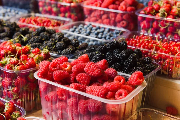 Ekranda yerel pazarda taze çilek tepsi.