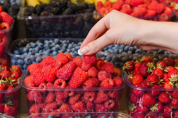Çilek yerel piyasada satın alma