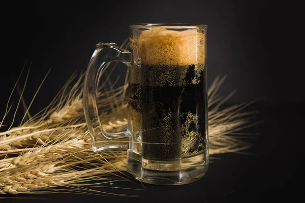 黑色背景上的啤酒杯 — 图库照片