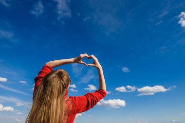 Kalp şeklinde eller