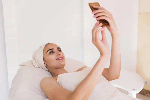 여자는 selfie 스파에서 그녀의 전화에 — 스톡 사진