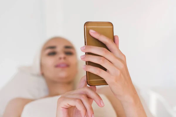 Een meisje maakt selfie op haar telefoon in een spa — Stockfoto