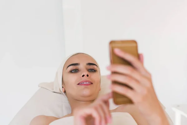 여자는 selfie 스파에서 그녀의 전화에 — 스톡 사진