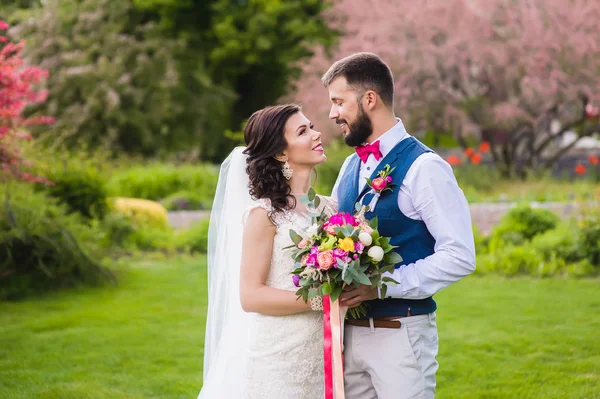 Feliz recém-casados no gramado verde — Fotografia de Stock