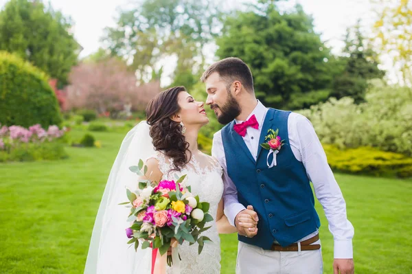 Gelin ve damat çimenlerin üzerinde yürüyüş — Stok fotoğraf