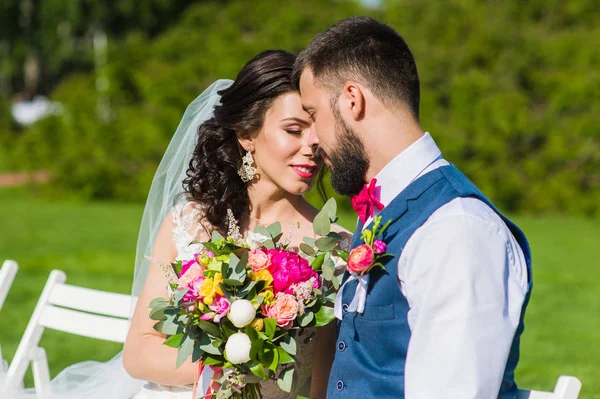 Pareja cariñosa al aire libre con ramo de bodas . —  Fotos de Stock