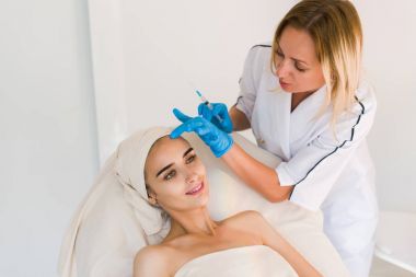 Botox yüz enjeksiyon yapma doktor.