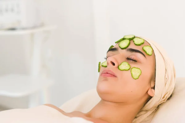 Cucumber slices on eyes — Stock Photo, Image