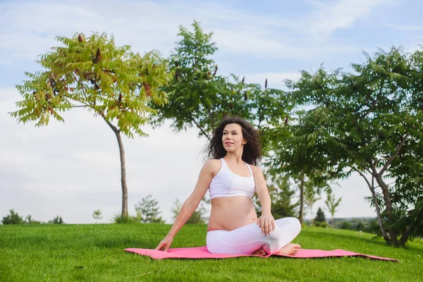 Tineri gravidă face yoga în aer liber — Fotografie, imagine de stoc