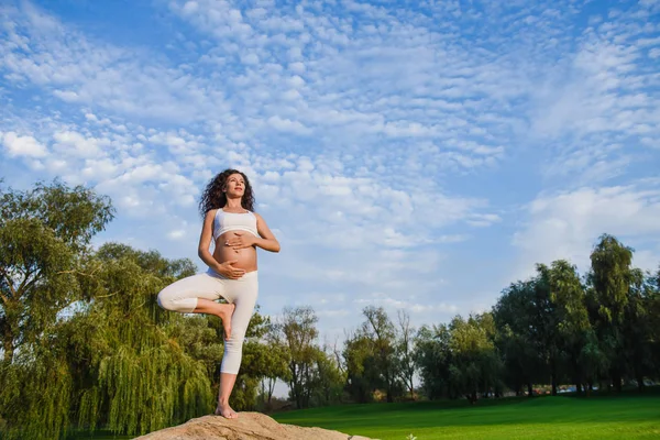 Femeia gravidă în meditație pozează pe piatră — Fotografie, imagine de stoc