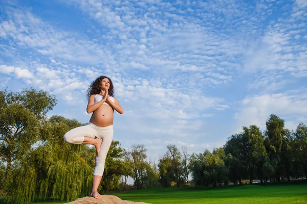 Yoga copac pozează de femeie însărcinată — Fotografie, imagine de stoc
