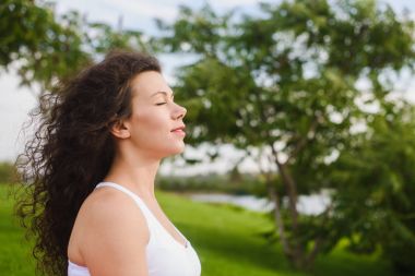 kadın kapalı gözleriyle meditasyon