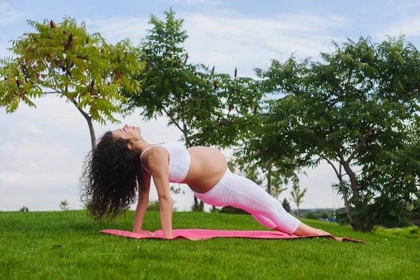 O femeie însărcinată practică yoga — Fotografie, imagine de stoc