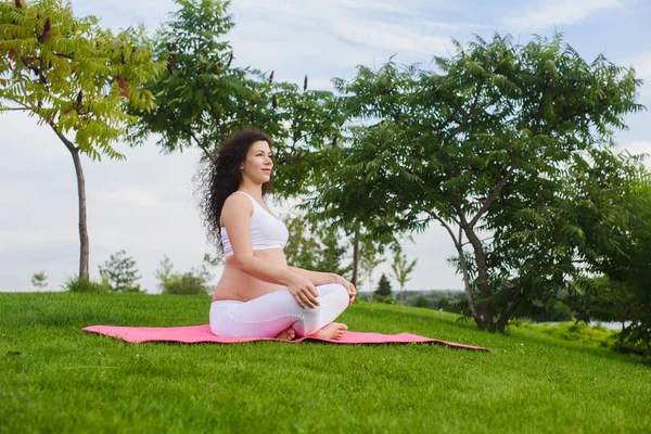 Frumoasa femeie tânără care meditează în yoga pozează — Fotografie, imagine de stoc