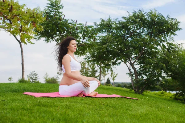 Tineri gravide care meditează în yoga pozează — Fotografie, imagine de stoc