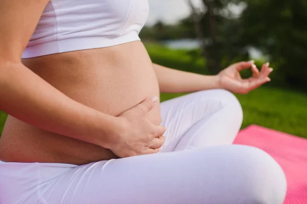 Yoga femeie În postura de lotus . — Fotografie, imagine de stoc