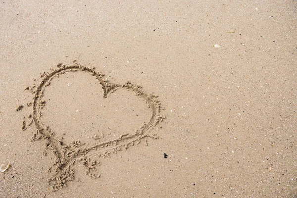 Hart getrokken op het zand van een strand — Stockfoto