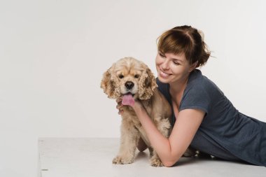 Genç kadın onun spaniel sarılma