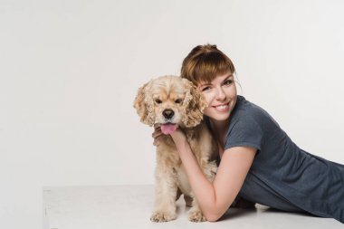 Genç kadın onun spaniel sarılma