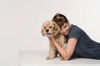 Genç kadın onun spaniel sarılma