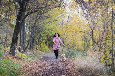 Asyalı kız köpeğini Park ile yürüme