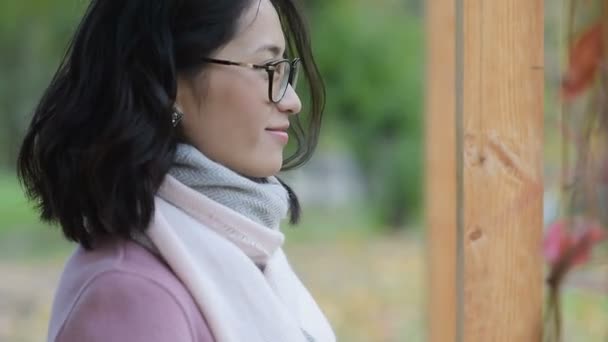 Asiático mulher beber café ao ar livre — Vídeo de Stock