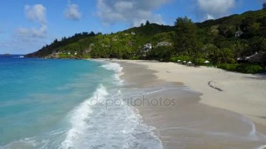 Dron sahilde, Seyşeller uçuyor.