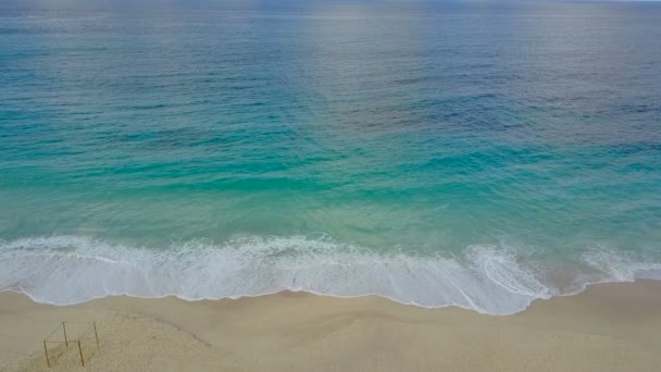 Vista dal drone su una spiaggia esotica — Video Stock