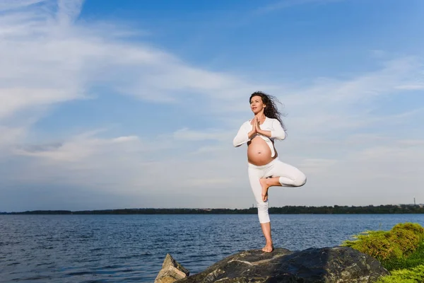 Yoga arbre pose par femme enceinte . — Photo