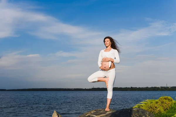Yoga copac pozează de femeie însărcinată . — Fotografie, imagine de stoc