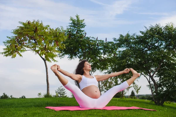 Femeie gravidă care face yoga în aer liber — Fotografie, imagine de stoc