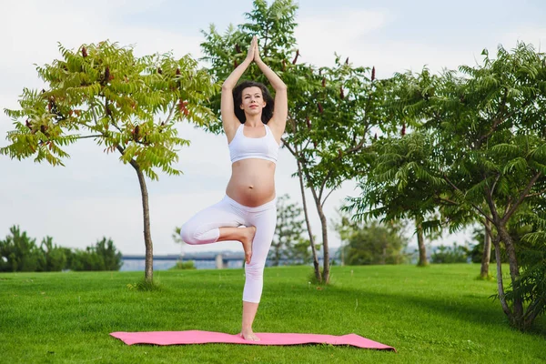 Tineri gravidă face yoga în aer liber — Fotografie, imagine de stoc