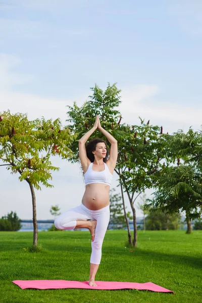 Tineri gravidă face yoga în aer liber — Fotografie, imagine de stoc